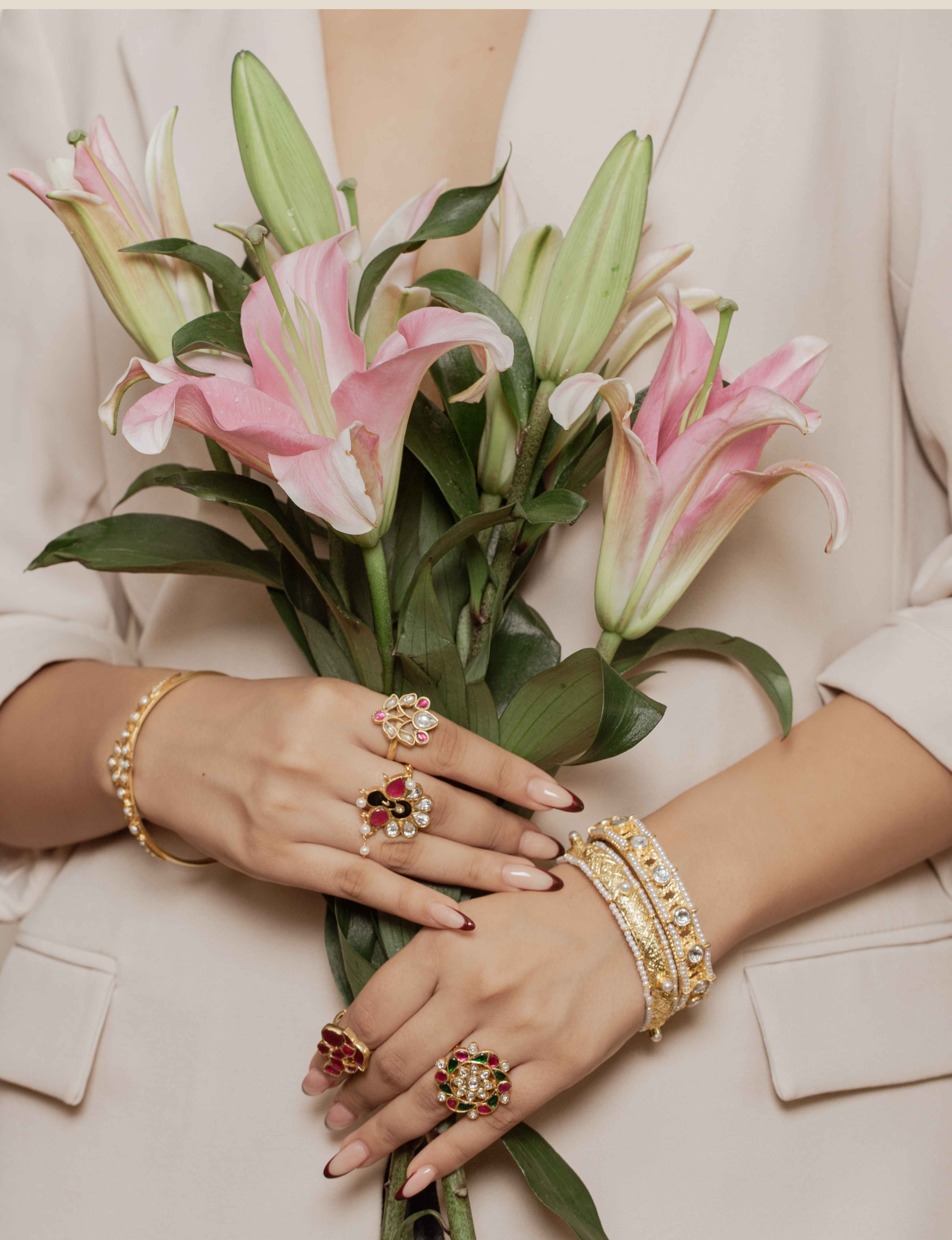 Threads of tradition - Desktop Image 9